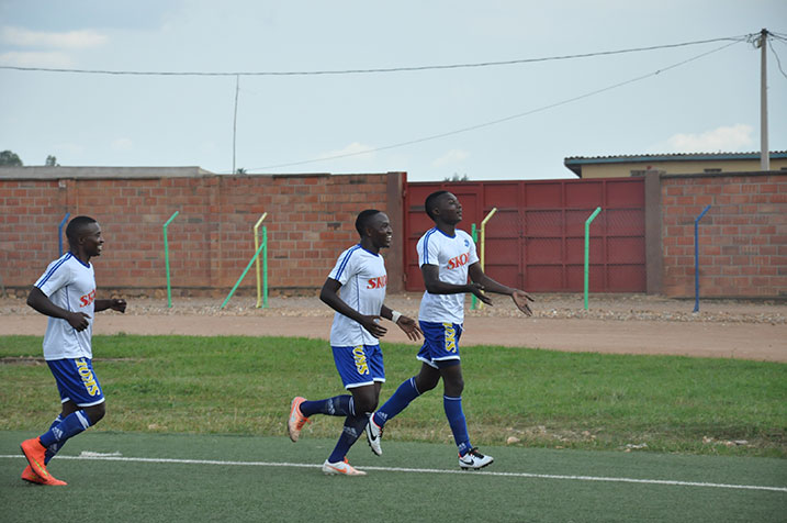 Romami Frank watsindiye Rayon Sports yishimana na bagenzi be.