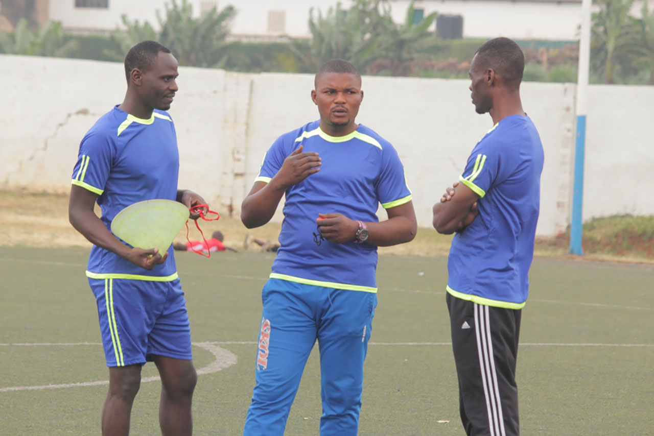 Romami Marcel (hagati) yahoze ari myugariro, ubu atoza muri Rayon Sports