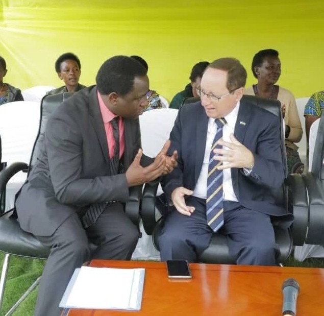 Ambasaderi Ron Adam mu biganiro n