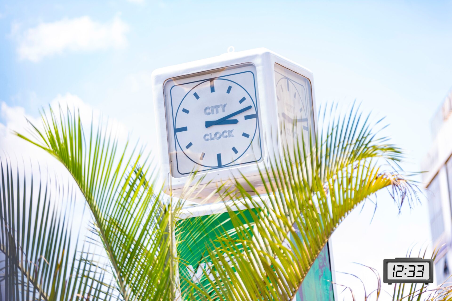 Isaha iri hafi ya rondpoint yo mu Mujyi. Umunyamakuru yayigezeho igihe yerekana atari cyo kigezweho