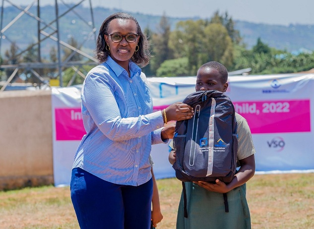 Rose Baguma ahemba umwana