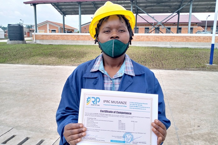 Tuyikunde Marie Rose asoje amasomo yiyemeje kuba umubaji unoza akazi ke