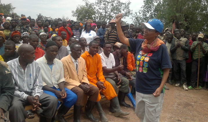 Rose Mukankomeje uyobora REMA yasabye abaturiye ikiyaga cya Burera kurwanya isuri kugira ngo ubutaka bwabo butabacika bukigira muri icyo kiyaga.