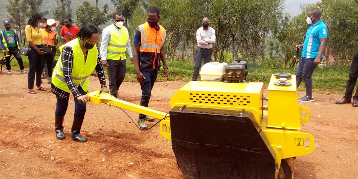 Minisitiri w'Urubyiruko n'Umuco, Rosemary Mbabazi, yifatanyije n'urubyiruko muri ibi bikorwa muri Huye na Gisagara