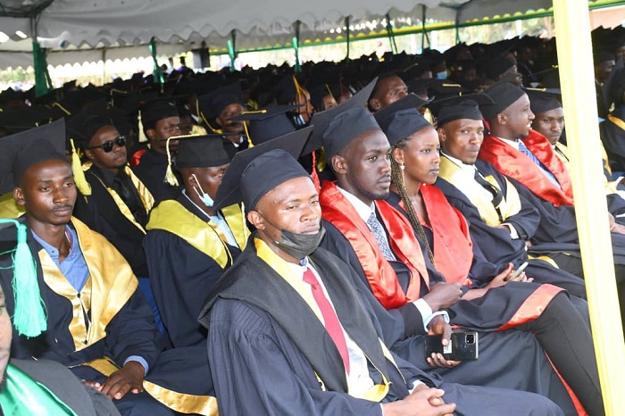 Abahawe impamyabumenyi basabwe guhindura imibereho y