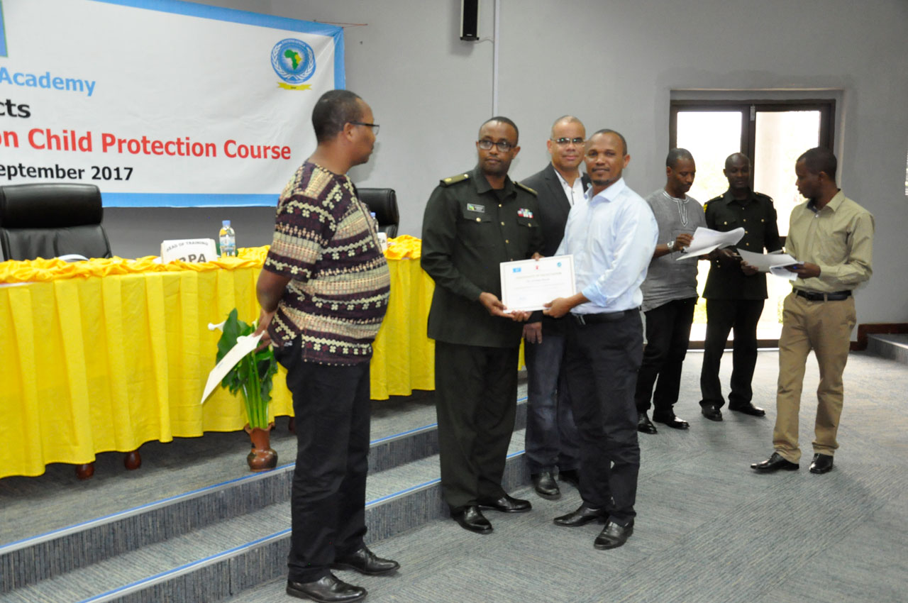 Abahuguwe bahawe "Certificate" 