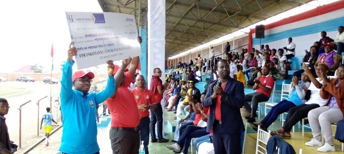 Nshimiyimana amurikira abaturage Sheki y'ubwisungane mu kwivuza bagenewe