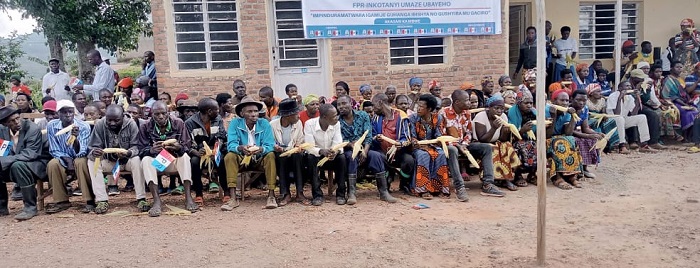 Basabanye basangira ibinyobwa n'ibiribwa