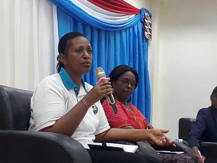 Gakuba Jeanne D'Arc (ibumoso) avuga ko abagabo bagomba kwigishwa gufasha abagore babo bari mu nshingano z'ubuyobozi