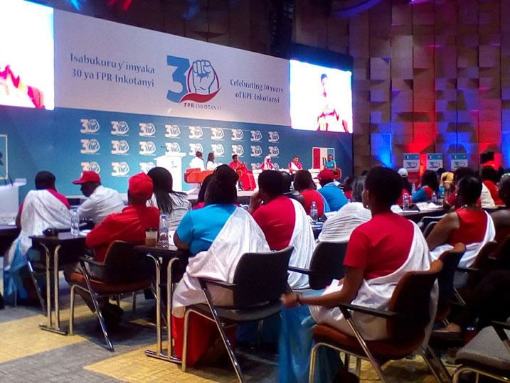 Abagore bagize ihuriro ry'abagore rishamikiye ku muryango FPR bari babukereye