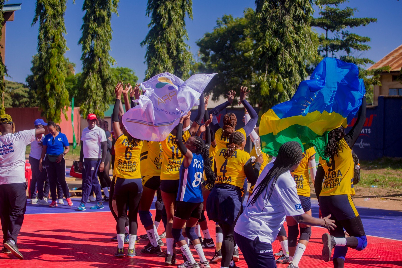 RRA yishimira igikombe yegukanye ku nshuro ya mbere yitabiriye