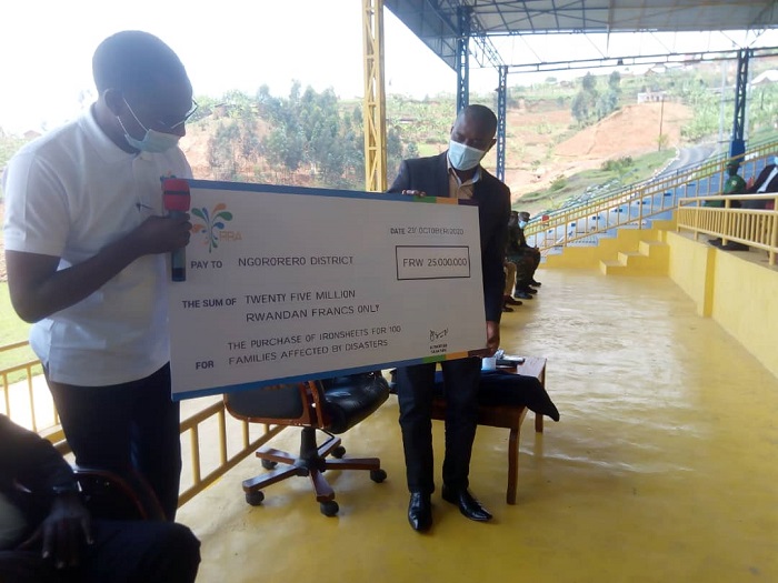 Komiseri Kaliningondo ashyikiriza umuyobozi w'Akarere ka Ngororero inkunga ya miliyoni 25Frw