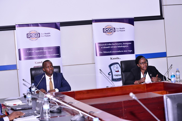 Umuyobozi Mukuru wa RSSB, Regis Rugemanshuro na Minisitiri Ingabire baganira n