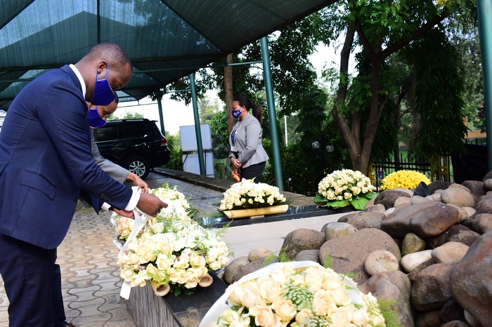 Bashyize indabo ku rwibutso ruri muri RSSB