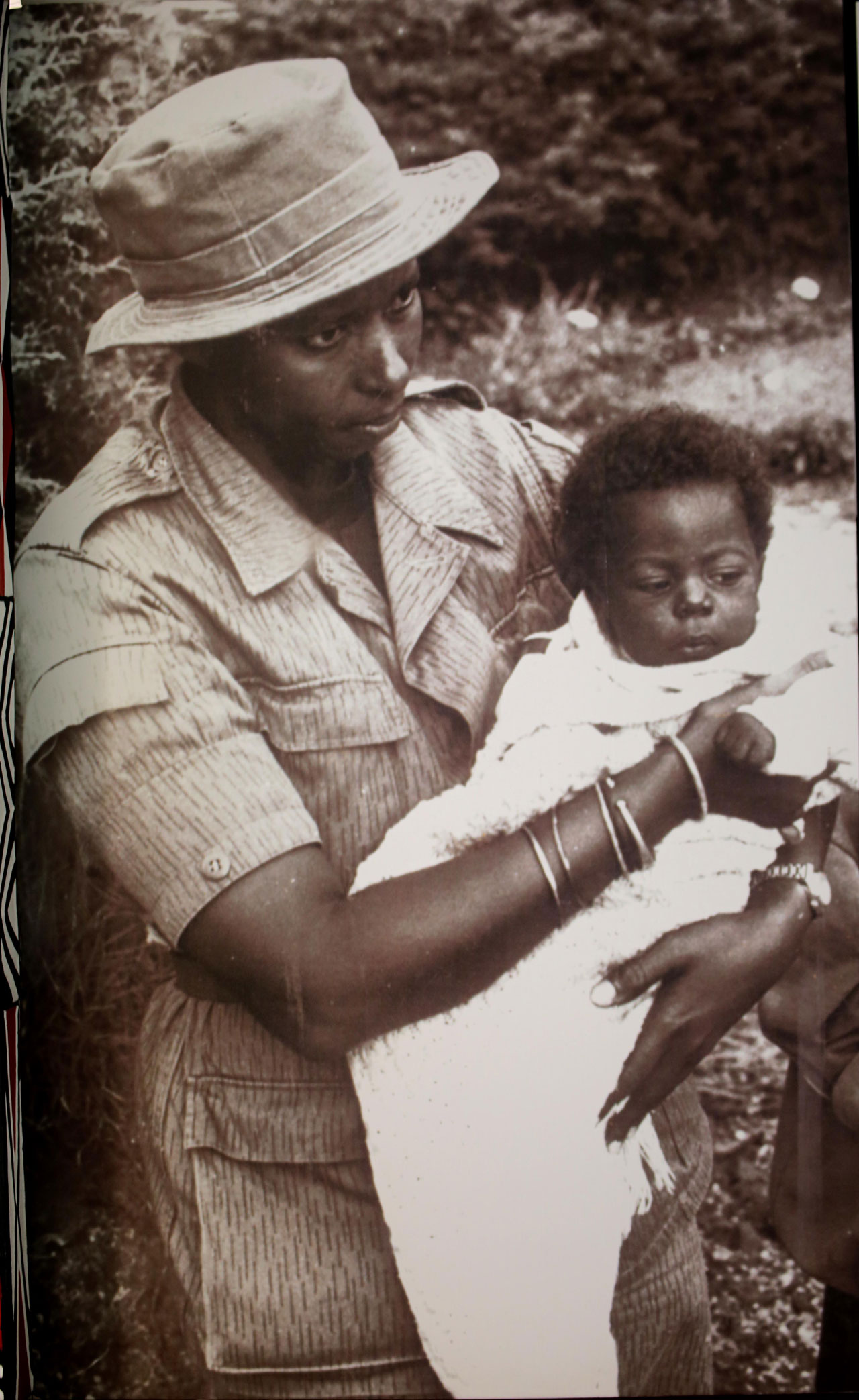 Buri wese wageze mu ngoro ndangamateka y'Urugamba rwo guhagarika Jenoside yakorewe Abatutsi,ataha yibaza iby'iyi foto. Uyu ni Rtd Capt Intaramirwa uhagatiye uruhinja