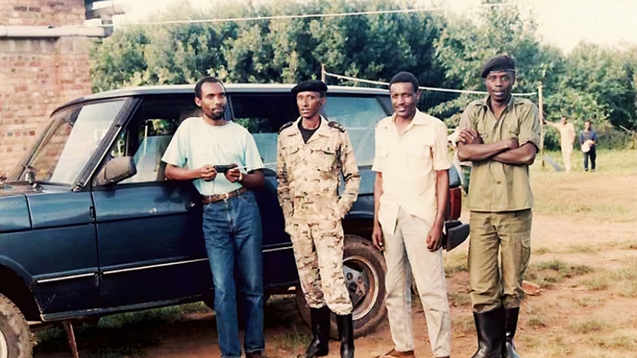 Rtd Lt. Gerald Mbanda (yambaye ipantaro y'ikoboyi ufite aka radio mu ntoki) ubu ni umuyobozi ushinzwe iterambere ry'itangazamakuru mu Rwego rw'Igihugu rw'Imiyoborere (RGB)