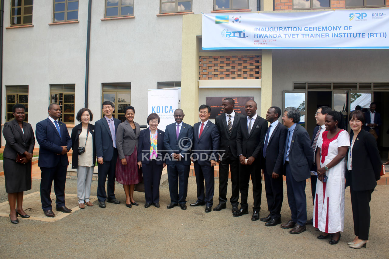 Abayobozi bitabiriye umuhango wo gutaha iyi nyubako 