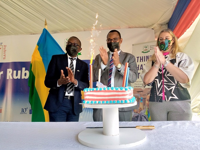 Meya Kambogo, Prof Kabera na Madame Deb MacLean bishimira ibikorwa bya American Corner