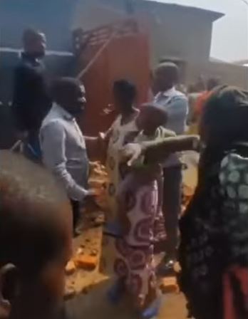 Bamwe mu baturage barakariye umuyobozi wabasenyeye bakavuga ko hari abubaka babanje guha amafaranga abayobozi