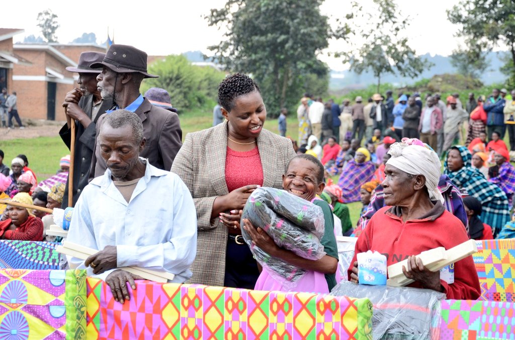 Abageze mu zabukuru batishoboye bahawe ibiryamirwa
