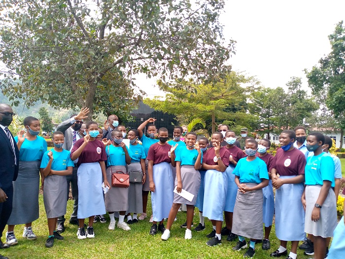  Abanyeshuri bigira muri American Corner barashima ubumenyi bahakura