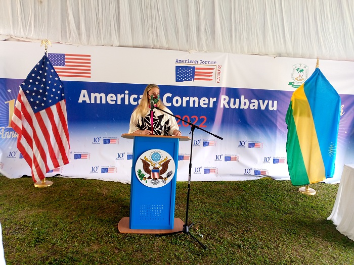 Madame Deb MacLean aganira n'abitabiriye icyo gikorwa