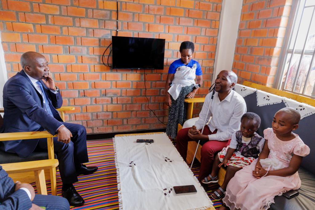 Minisitiri w'Intebe Dr Ngirente yasuye umuryango w'umwe mu batujwe muri uwo mudugudu