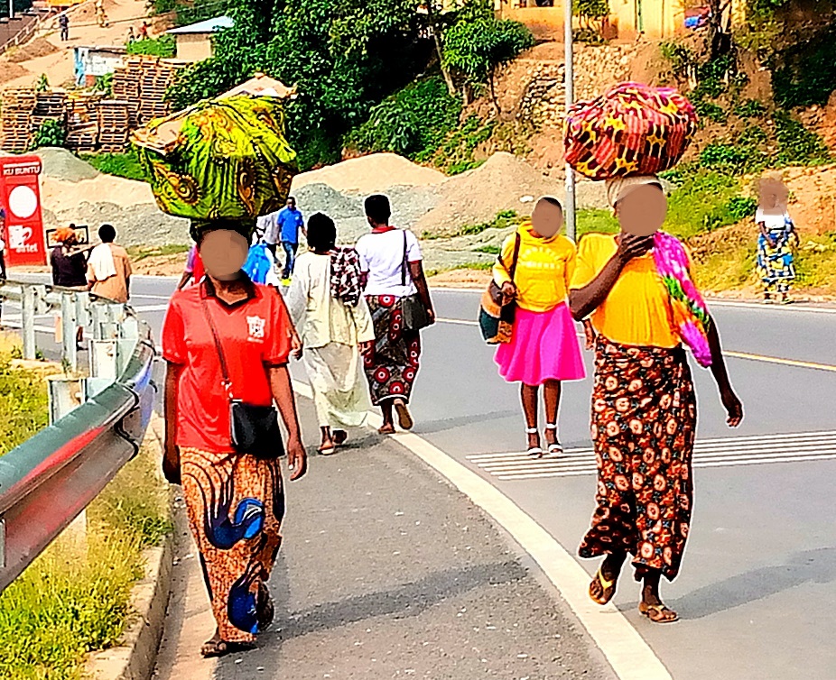 Bamwe mu bagore usanga ari bo bashakisha ibitunga urugo