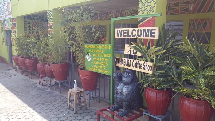 Hano ho bashyize ku muryango umuti usukura intoki