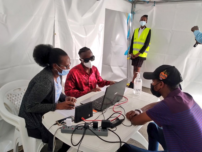 Ubukangurambaga bwo kwikingiza Covid-19 i Rubavu bwifashishijwemo abahanzi ndetse na Miss Rwanda 2021, Grace Ingabire (uhagaze) mu rwego rwo gushishikariza abiganjemo urubyiruko kwitabira kwikingiza 