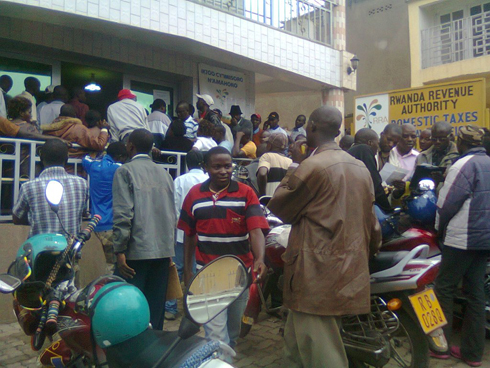 Muri iyi minsi ubwinshi bw'abantu ntibushira ku biro bya RRA i Rubavu.