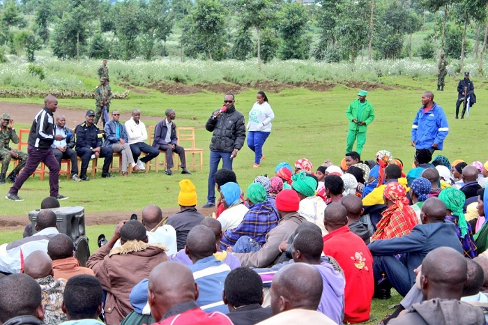Guverineri Munyantwali Alphonse aganira n'abaturage
