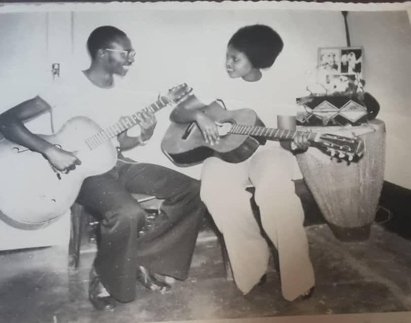 Rubayita yanyuzagamo akigisha umugore we gucuranga