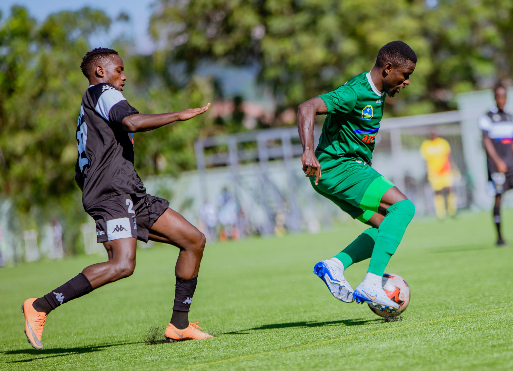 Ruboneka Jean Bosco agerageza kwaka umupira Nshimirimana Ismael wa Kiyovu Sports 