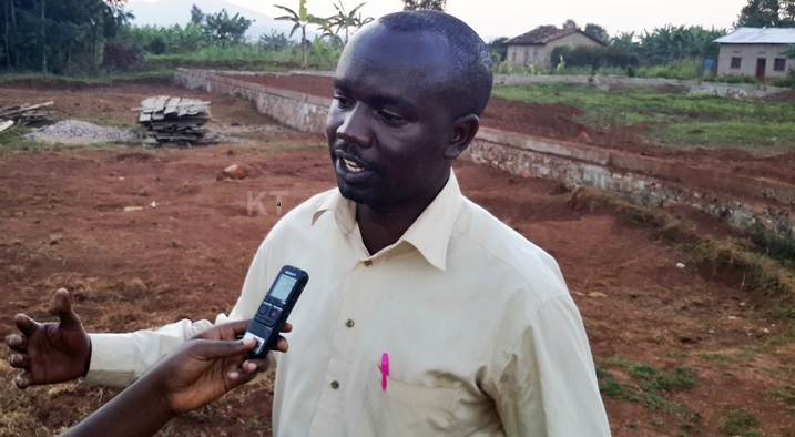 Rugamba Innocent umukozi ushinzwe gukurikirana ibikorwa by'abajyanama b'ubuzima ku kigo nderabuzima cya Kibirizi.