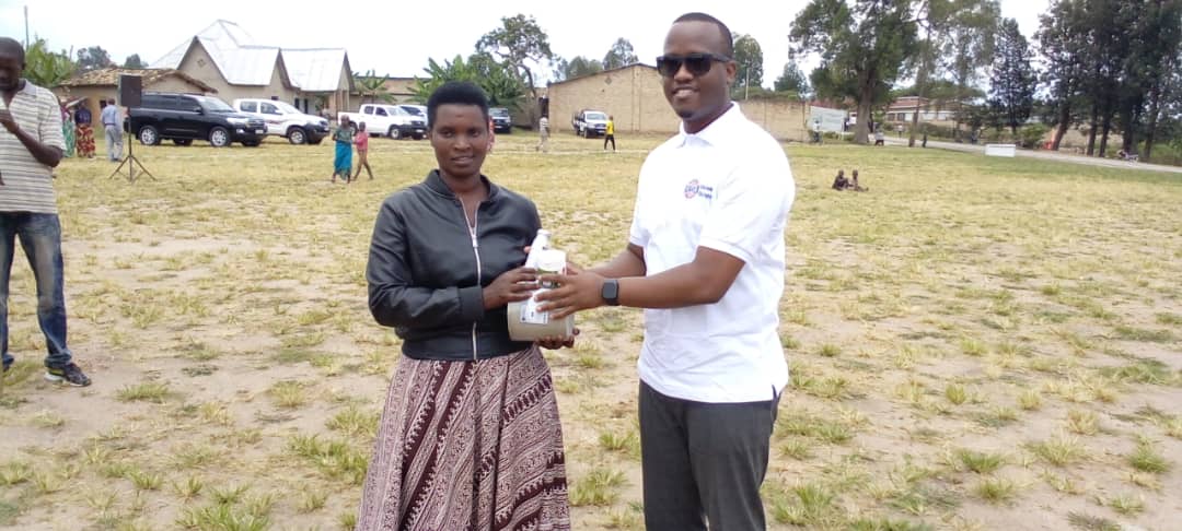 Rugemanshuro atanga umuti n'umunyu w'inka