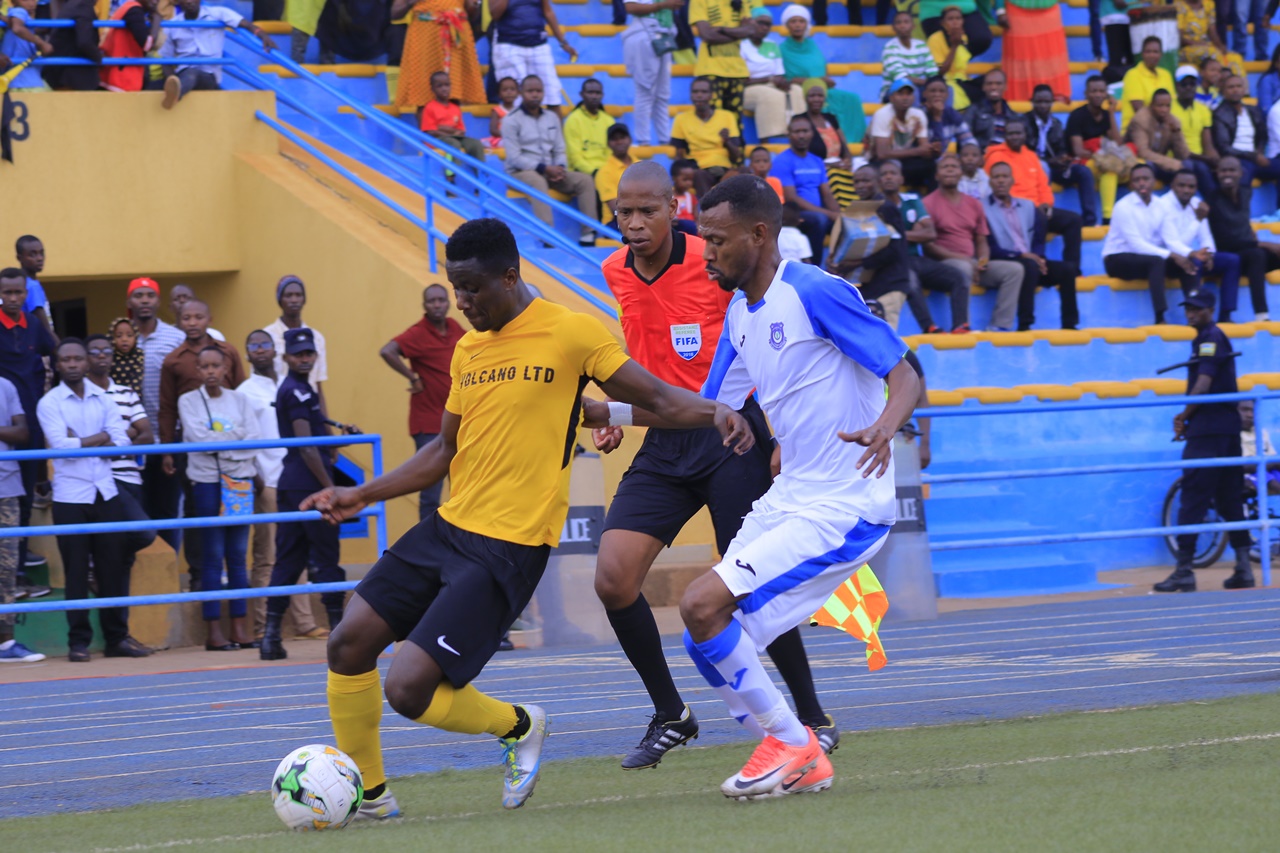 Rugirayabo Hassan agerageza kwima umupira umukinnyi wa El Hilal El Obeid