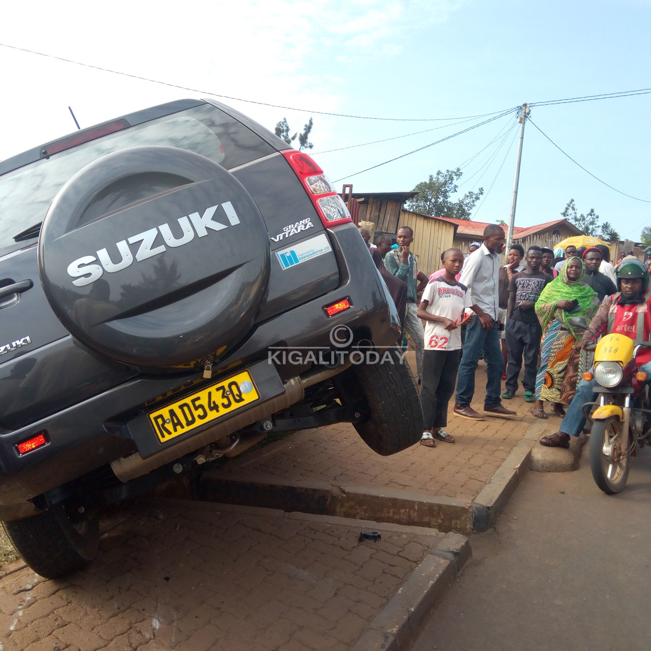 Suzuki yataye umuhanda wayo ikagonga amamodoka yamanukaga agana Rugunga