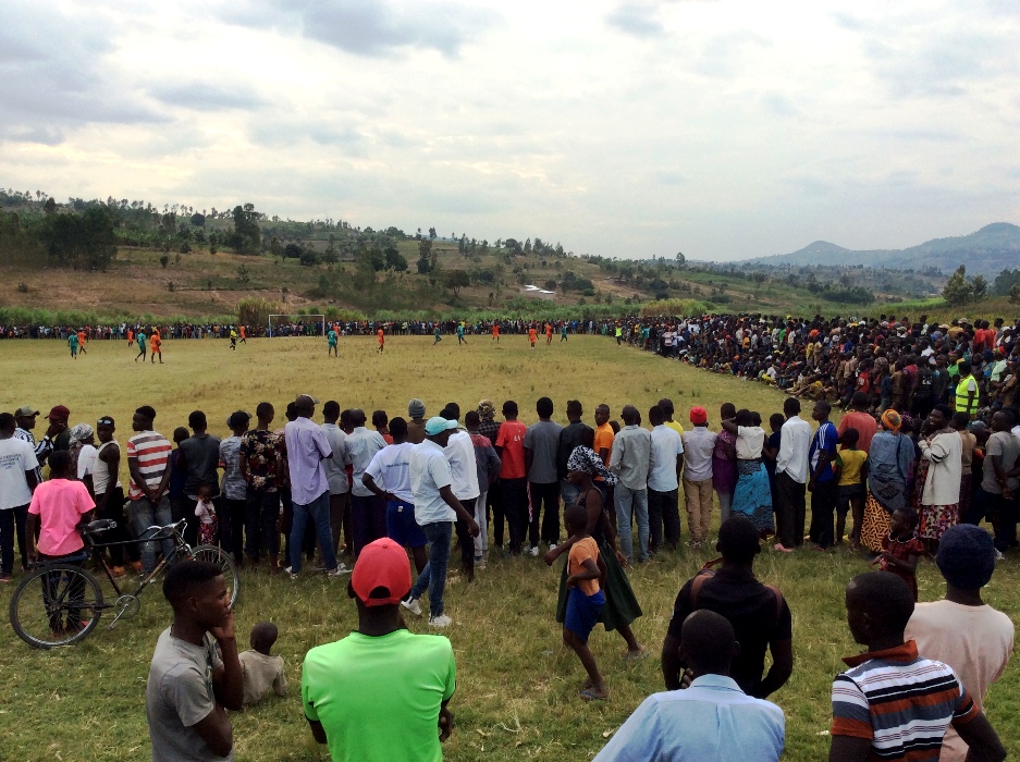 Abaturage bitabiriye ari benshi gufana amakipe yabo