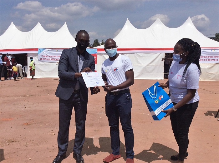 Umugabo watanze amaraso inshuro nyinshi na we yashimwe