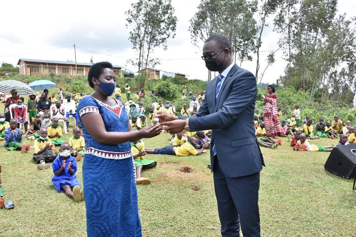 Umuyobozi w'Akarere ka Ruhango ashyikiriza imfunguzo umuyobozi w'ishuri