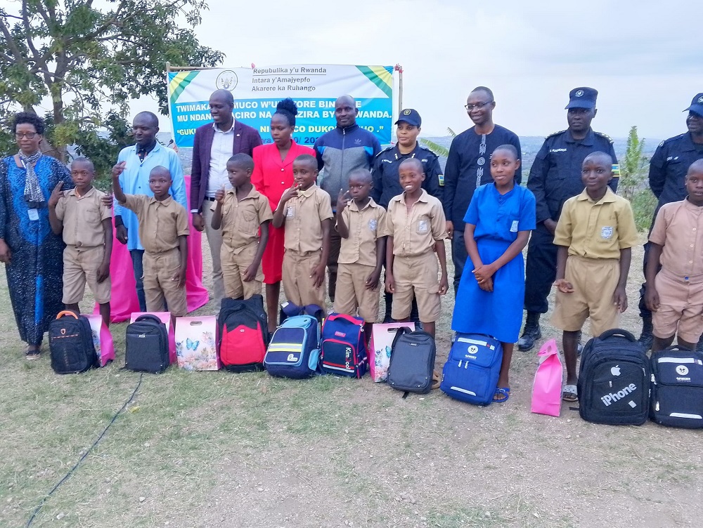 Abana bahawe ibikoresho by