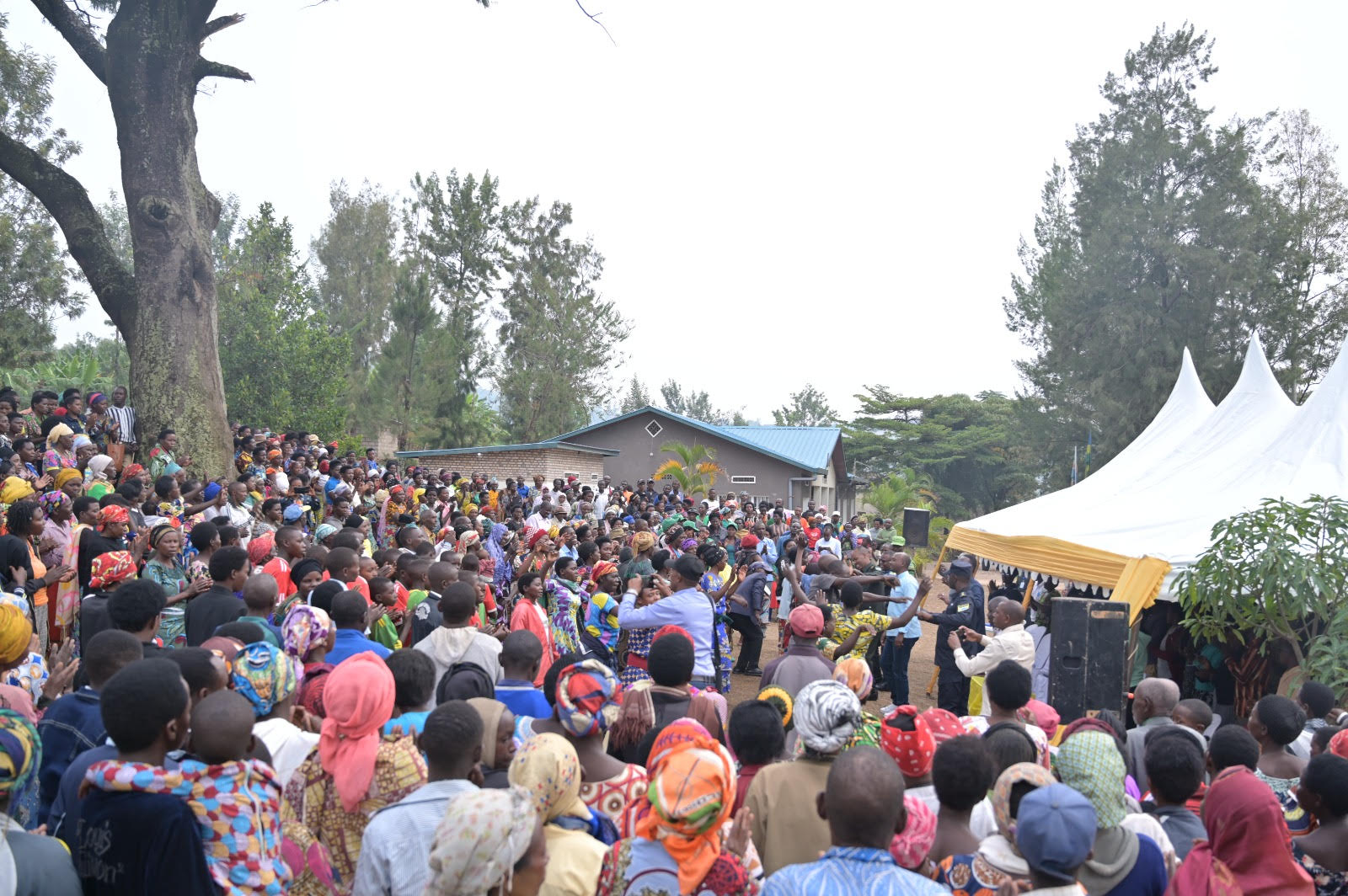 Abaturage basobanuriwe ko ubukene butagomba kubabuza gusezerana byemewe n