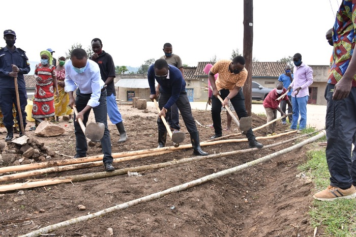 Aha batunganyaga ibiti byo kubahisha ibiro by'umudugudu wabo