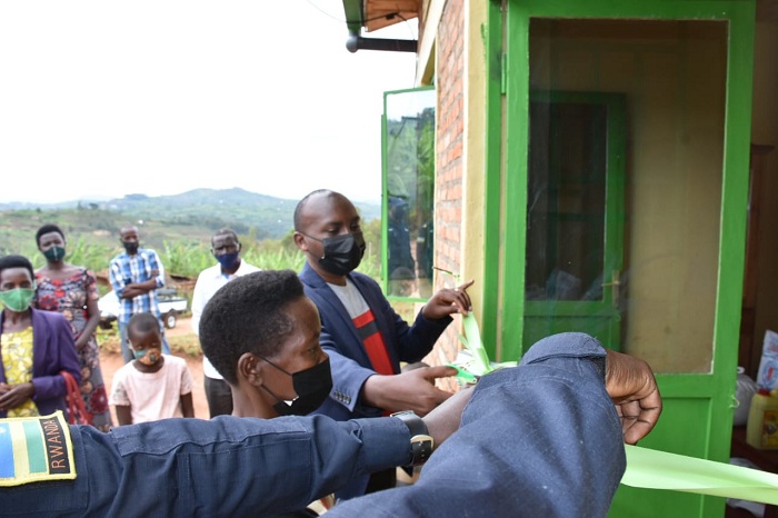 Aha bakataga umugozi ngo atahe inzu ye