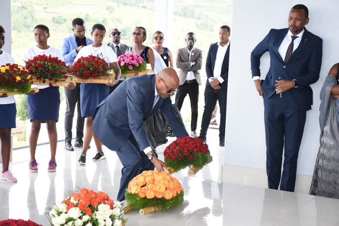 Perezida wa Ibuka ashyira indabo ku Rwibutso rwa Mayunzwe