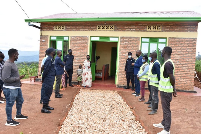 Polisi yari yashyikirije inzu Mukamana nk'uko yari yarabimusezeranyije