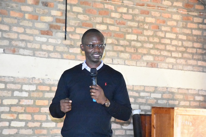 Habarurema avuga ko kujyana n'abandi nk'ikipe bituma umuturage yumvwa kurushaho