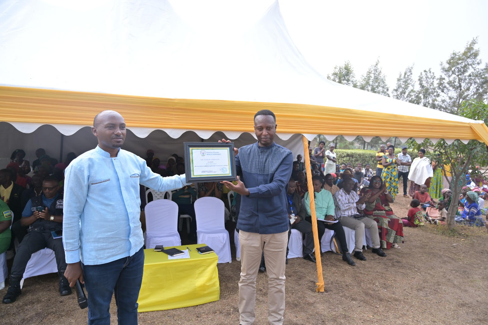 Umurenge wa Ntongwe washimiwe gusanga abaturage mu nsengero bagashyingirirwayo bidasabye ubushobozi bwinshi