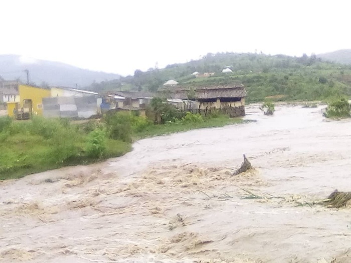 Amazi arasatira inzu z'ubucuruzi